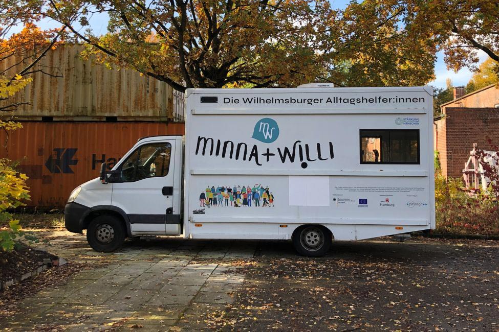 Minna + Willi Auto auf Straße