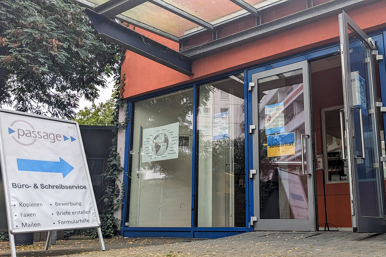 Menschen an Tischen mit Lebensmittel